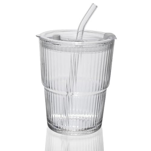 Copo de vidro transparente com palhinha